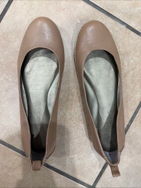 Banana Republic Women's Tan Leather Slip-On Flats